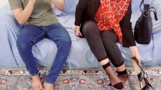 El esposo ve el video de la infidelidad de su esposa en su teléfono