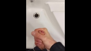 我迅速在酒吧的厕所里抽搐掉一个肮脏的家伙