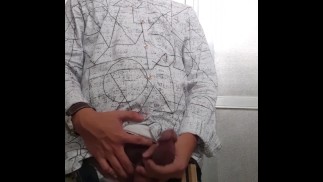 Novinho asiático filipino exibindo um pau enorme gooning no banheiro público