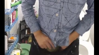 Teen Twink 亚裔菲律宾男孩自慰直到在洗手间射出大量