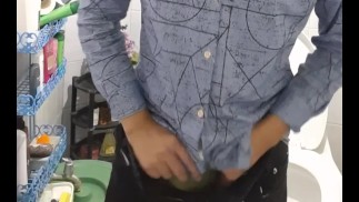 Novinho twink asiático filipino boy se masturbando até enorme ejaculação no banheiro