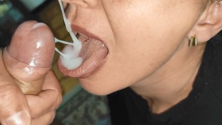 Dojrzała żona MILF obciąga aż do napełnienia ust mlekiem