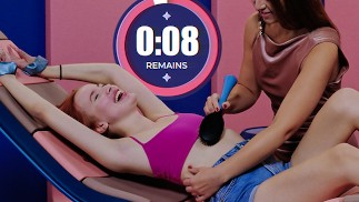 Fetish Girls с щекоткой ног - Хихикающая девушка Megan Murkovski бросает вызов своим ограничениям щекотки с Sabina