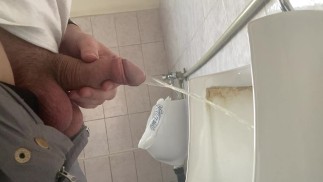 Eu faço xixi em um banheiro público