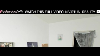 Solo linda rubia Angel Jolie gime mientras usa un consolador, en realidad virtual.