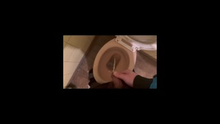 Писсинг и мастурбация, заканчивающаяся огромным камшотом