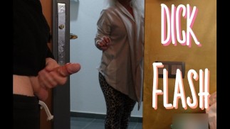 Dick flash sur La femme qui nettoie l’immeuble attrapé perv se branler et donner une branlette, 4k