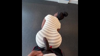 Siamo nella sala relax al lavoro e lei balla sul mio cazzo