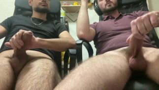 il mio amico viene mentre guardiamo il porno