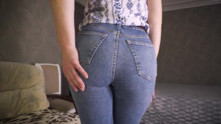 Pawg Milf plaagt perfecte kont in strakke blauwe jeans