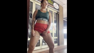 💦Meando en la calle, estoy tan CACHONDA😈