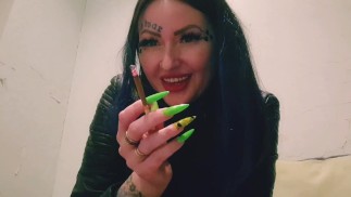 性感的香烟吸烟。来自美女的吸烟恋物癖。