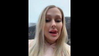 Blonde chica fumando afuera en Noruega