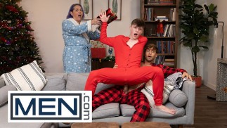 MEN - Dom King hraje videohry na Štědrý den ráno, zatímco Jake Preston záludně saje jeho penis