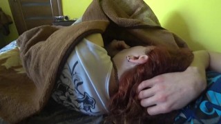 Stiefschwester saugte schnell, während die Eltern in der Küche waren