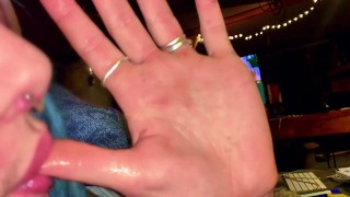 J’ai demandé à un hippie de me branler et elle finit par me sucer puis me finir