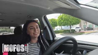 MOFOS - Непослушный водитель Uber Gianna Ivy отвлекается на своего красивого пассажира JMac
