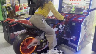Juegos Calientes con desconocida CULONA en el auto