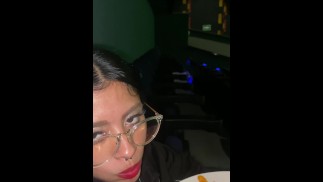 Mi amiga se rifo una Mamada en el Cine