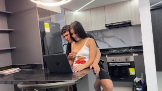 Le enseño a mi pequeña hermanastra a jugar con mi computador mientras le hago sentir mi enorme polla