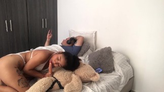 Eu chupo vibrador na frente do meu namorado gostoso.