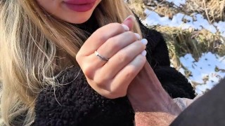 La blonde russe a fait une pipe dans la forêt et est partie en montrant son cul
