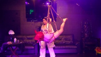 Dominatrix Mara Shibari Fire 与 Haskell Holland 一起玩 SILK 性能