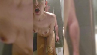 Une française chauffe son copain à l'hôtel et se fait baiser [ÉJACULATION ORALE]