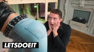 角質のルームメイトとのBustyベイブBambola卑劣な性交 - HORNY HOSTEL