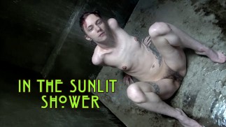Hot rousse prend une douche ; et pipi