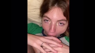 popgezicht krijgt een verrassingsfacial
