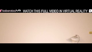 Rubia perfecta en solitario Blanche Bradburry con grandes tetas se masturba en realidad virtual.