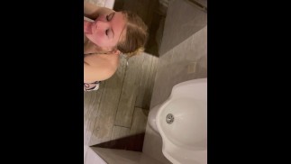 Cute jeune femme baise en public