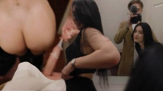Sperma in poesje zonder condoom in een openbaar toilet