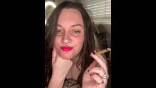 Fumando en medias de red - Video completo en OF