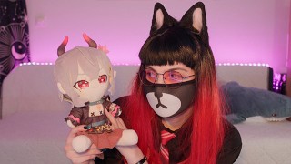 Ona pieprzy pluszową zabawkę o imieniu Tutur Yamada VTuber