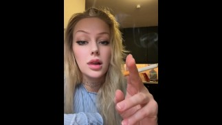 KAN NIET STOPPEN MET ROKEN! Blonde Noorse meid rookt 2 pakjes per dag