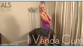 Slim Teen Cutie Vanda Lust oczarowuje aparat wysiadając