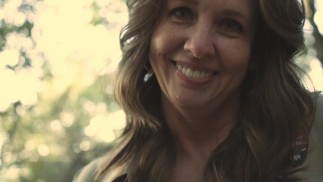 Une garde forestière MILF sexy se fait surprendre par un randonneur. - Roxy, la garde forestière
