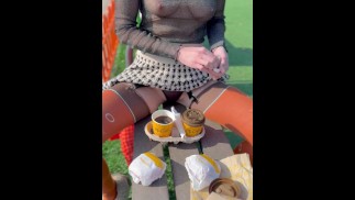 公園でコーヒーを飲むNaked
