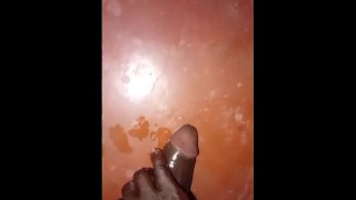 ČERNÝ AFRICKÝ CHLAP HRAJE S JEHO BlG UNCUT DICK, ZATÍMCO JEJÍ ŠVAGROVÁ JE V OBÝVACÍM POKOJI! !️