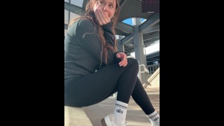 Hledání místa v obchoďáku na Cum Hard | Veřejný orgasmus | Venku