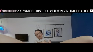 A garota gostosa Solo Sherila abre as pernas e mostra sua buceta raspada em VR.