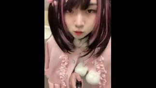 Рабыню Sissy заставляют мочиться в ее одежду, и она показывает, как она счастлива