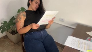 Carla LUIDE BUBBEL SCHETEN IN HAAR STOEL!
