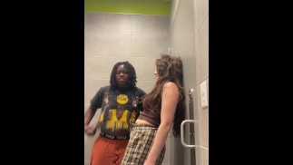Amateurs lesbianas interraciales se divierten en el baño del restaurante