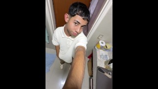 Me masturbo solo en casa con mi verga de 22cm