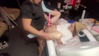 Přijde na masáž, ale já si raději vezmu jeho péro do mé kundičky. Udělal mi orgasmus a creampie