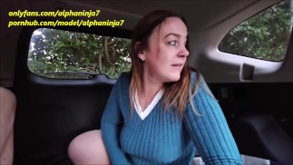 MILF s’est excitée dans le parking occupé