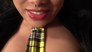 Ma demi-soeur gémit de plaisir en s'étouffant avec ma bite. Gros soin du visage